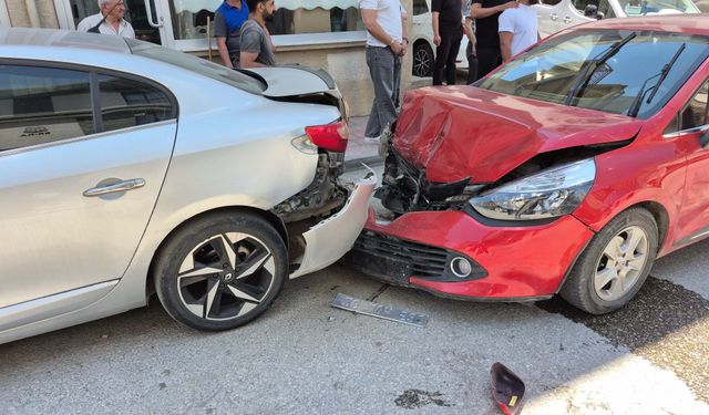 Ehliyetsiz ve alkollü sürücü, park halindeki araçlara çarptı: 2 yaralı