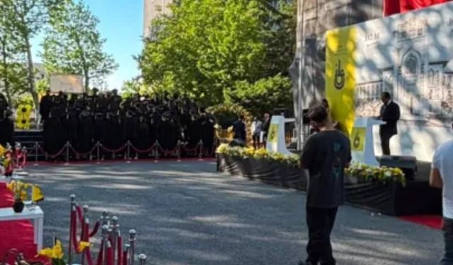 İstanbul Erkek Lisesi'nde öğrenciler müdüre sırt döndü