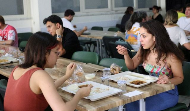 Gençlik Sofrası'nda 297 bin 430 öğün yemek dağıtıldı
