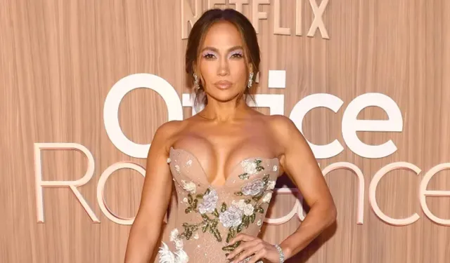 Jennifer Lopez'in göğüsleri galaya damga vurdu!