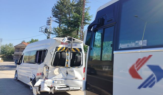 Kırşehir'de işçi servisi, minibüse çarptı: 1'i ağır 17 yaralı