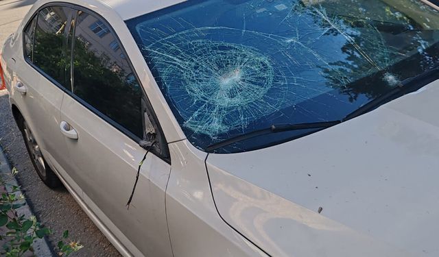 Komşusunun otomobiline tuğlayla saldırdı: 'Bir anlık sinirle yaptım!'