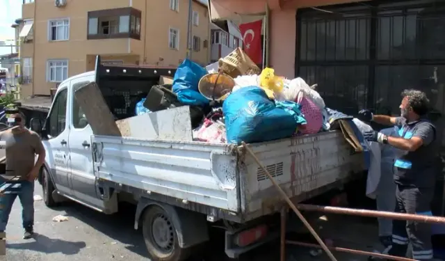 Koku ihbarına giden ekipler evden 5 kamyon çöp çıkardı