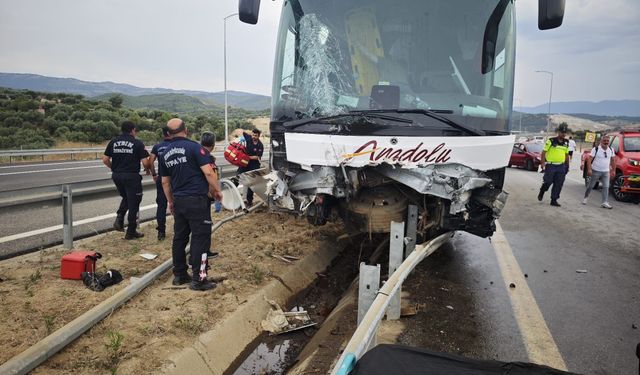 Lastiği patlayan otomobil, yolcu otobüsüne çarptı: 9 yaralı