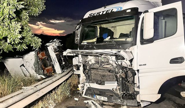 Manisa’da 2 TIR kafa kafaya çarpıştı