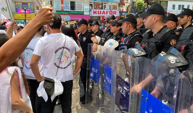 Açlık grevi yapan öğretmenlere polis müdahalesi