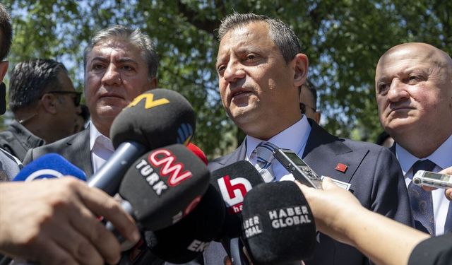 Özgür Özel duyurdu: Kurultay için ilk imzalar atıldı