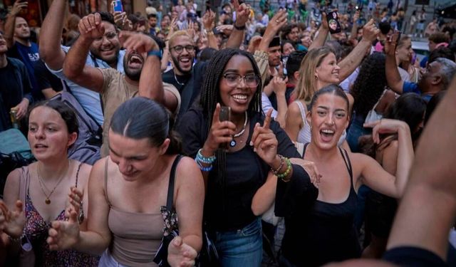 Dünyanın en büyük müzik festivali için 2 milyon kişi Paris'e gidiyor!