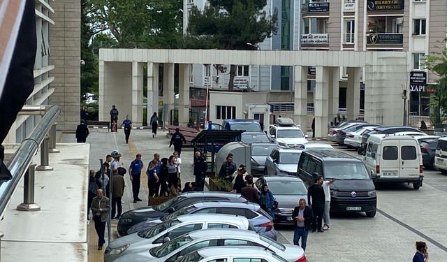 Samsun Adliyesi’nde kavga: Sinir krizi geçiren kadın merdiven boşluğundan atlamaya kalkıştı!