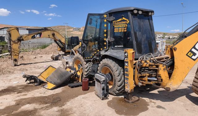 Tamir ettikleri iş makinesinin altında kaldılar: 1 ölü, 1 yaralı