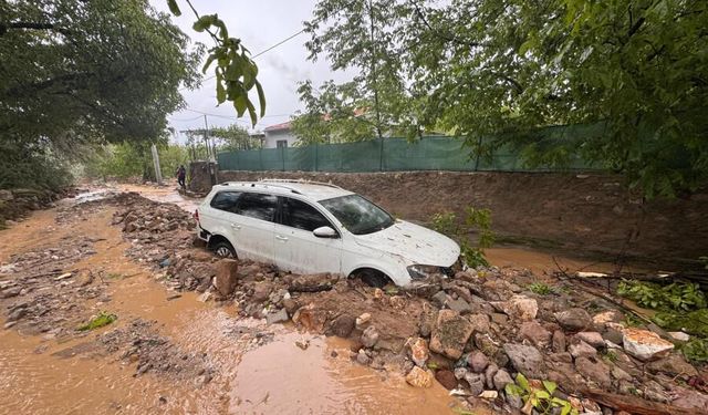 Niğde'de etkili olan yağışın ardından 3 araç sele kapıldı