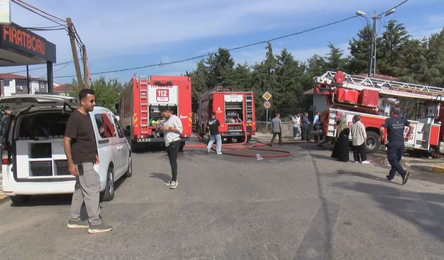 Sultanbeyli’de 3 katlı binanın çatısı alev alev yandı
