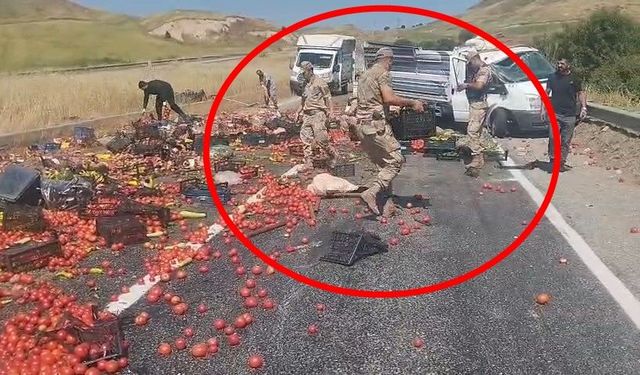 Lastiği patlayan kamyonetten yola saçılan meyve ve sebzeleri jandarma topladı