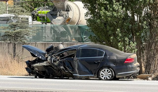Ankara'da otomobil direğe çarptı: 1'i çocuk, 3 yaralı