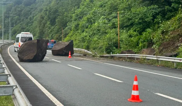 Yoğun yağışlar sonrası kopan dev kayalar Karadeniz Sahil Yolu’nu kapattı