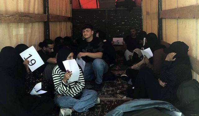 Kamyonetin kasasında 20 kaçak göçmen yakalandı