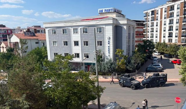 AK Parti binası önünde 'şüpheli çanta' paniği!