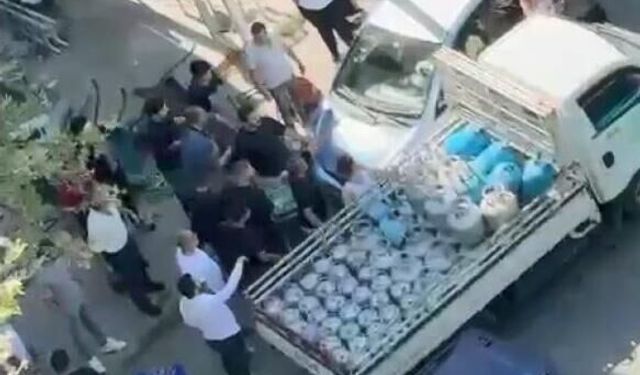 Esnafla mahalleli arasında 'park etme' kavgası; küfür edip yumruklarla saldırdılar