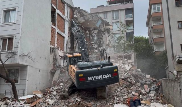 Kentsel dönüşüm yıkımında yan apartmana hasar verdiler: 'Geldim banyo yok!'