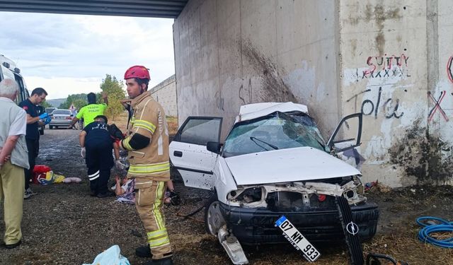 Bursa'da otomobil köprü altındaki beton duvara çarptı: 3 ölü