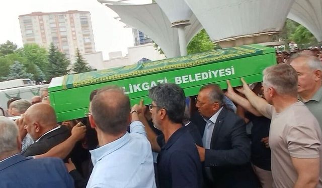 Belediye özel kalem müdürü bisikletten düşüp öldü