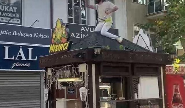 Büfesinin üzerine çıkıp kendini zincirledi