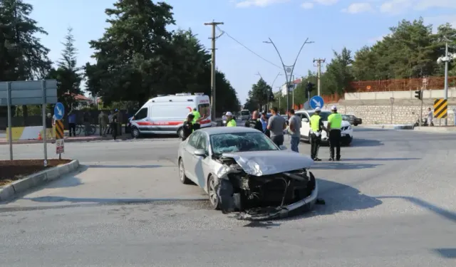 Burdur'da askeri ambulans, otomobille çarpıştı. 1'i asker, 2 yaralı