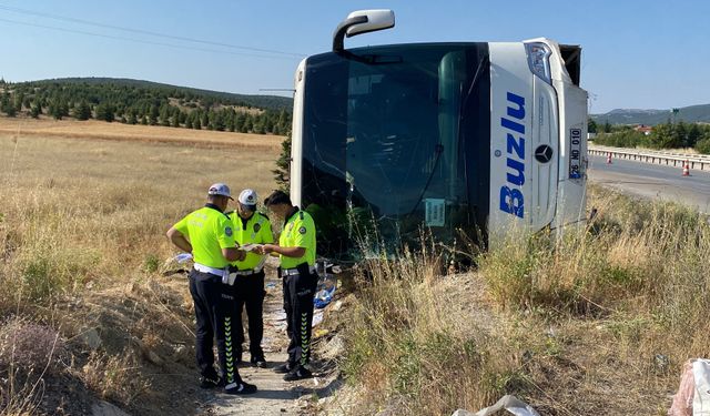 Eskişehir'de yolcu otobüsü şarampole devrildi: 24 yaralı