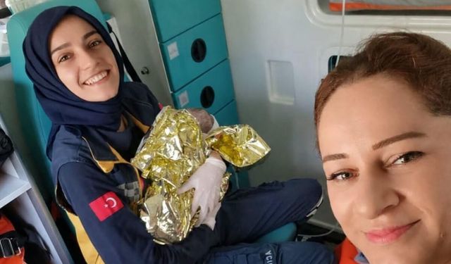 Hastaneye giderken ambulansta doğum yaptı