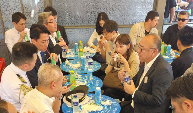 NATO Zirvesi'nin ardından İstanbul'u ziyaret eden Japon Bakan, balık ekmek yedi!