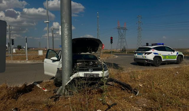 Kilis'te kontrolden çıkan otomobil yön tabelasına çarptı: 2 yaralı