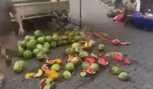 Tartıştığı pazar esnafının sergideki karpuzlarını otomobiliyle ezdi; o anlar kamerada