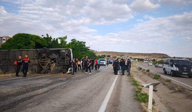 Kırıkkale'de yolcu otobüsü devrildi: 1 ölü, 40 yaralı