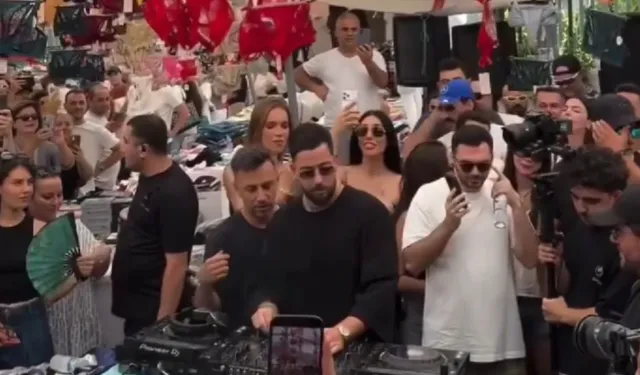 Mahmut Orhan bu kez de Alaçatı Pazarı'nda konser verdi
