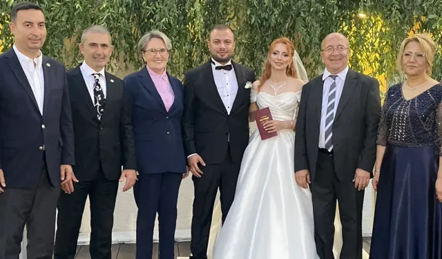 Meral Akşener düğünde ortaya çıktı! Nikah şahidi oldu, genç çifte anlamlı hediye