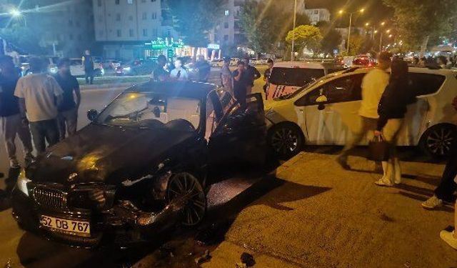 Çorum'da otomobil 2 araca çarptı; 2'si polis, 4 yaralı