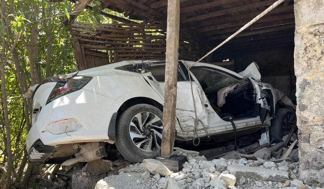 Otomobil, bağ evine daldı; sürücü öldü, nişanlısı yaralandı
