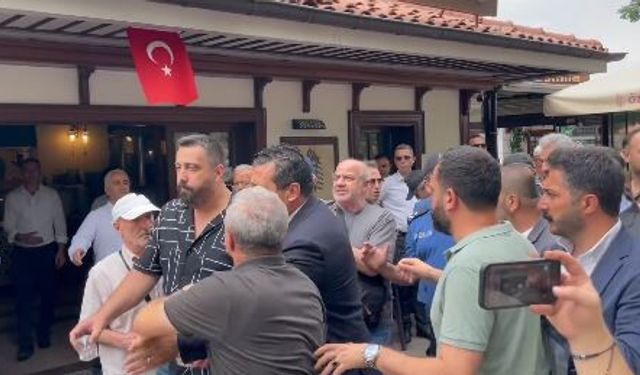 Cuma namazı kılan Özgür Özel'in cami çıkışında arbede yaşandı!