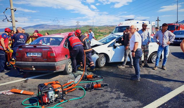 Pamukova’da 2 otomobil çarpıştı 1’i ağır 7 yaralı