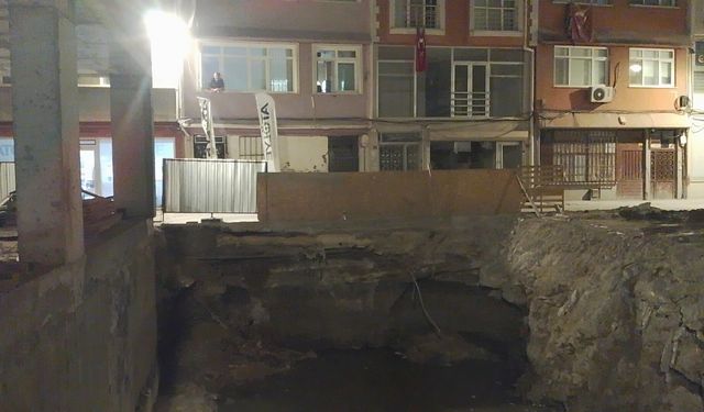 Silivri’de inşaat hâlindeki binanın temelinde toprak kaydı; sokak trafiğe kapatıldı