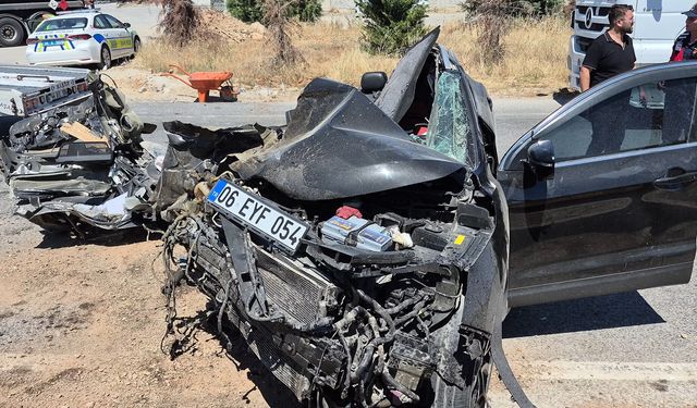 TIR'a arkadan çarpan otomobil ikiye ayrıldı; sürücüsü ağır yaralandı