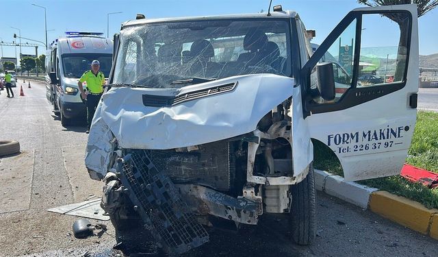 İki kamyonet kavşakta çarpıştı: 5 yaralı