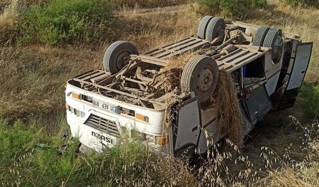 Tarım işçilerini taşıyan minibüs devrildi: 6’sı çocuk, çok sayıda yaralı var!