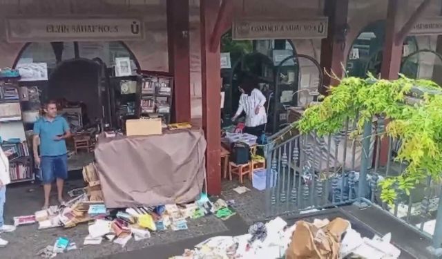 Üsküdar'daki Sahaflar Çarşısı sular altında kaldı: Kıymetli eserler çöp oldu!