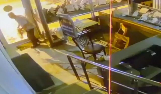 Yürümekte zorlanan şüpheli, kapının camını kırdığı iş yerindeki imitasyon takıları çaldı