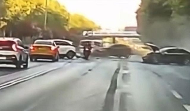 5 aracın karıştığı zincirleme kaza kamerada: 3 yaralı