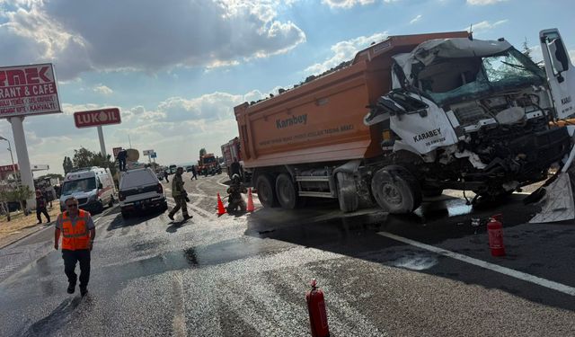 Ankara'da midibüs ile kamyon çarpıştı; 1 ölü, 16 yaralı
