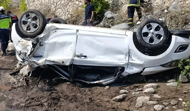 Adana’da feci kaza! Otomobil dereye uçtu