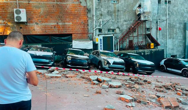 Duvarın 12 sıfır aracın üzerine çöküşü kamerada: 30 milyon liralık hasar oluştu