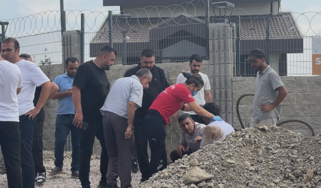 Tuzla'da bir işçi kanalizasyon kazısı sırasında toprak altında kaldı
